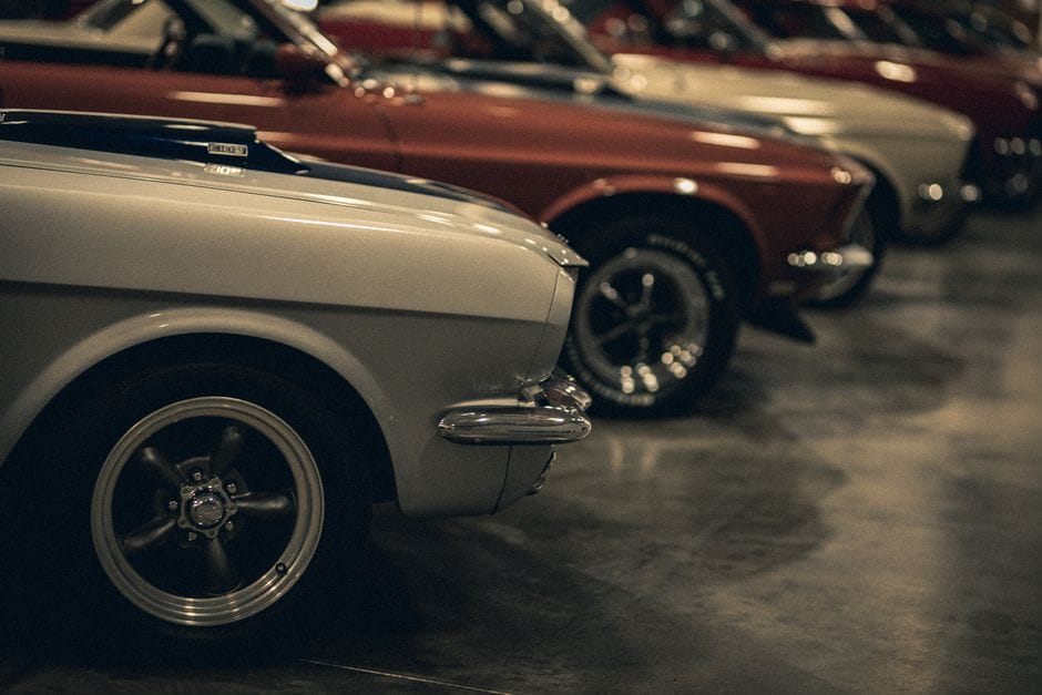 Coches Antiguos Expuestos En Un Garaje 