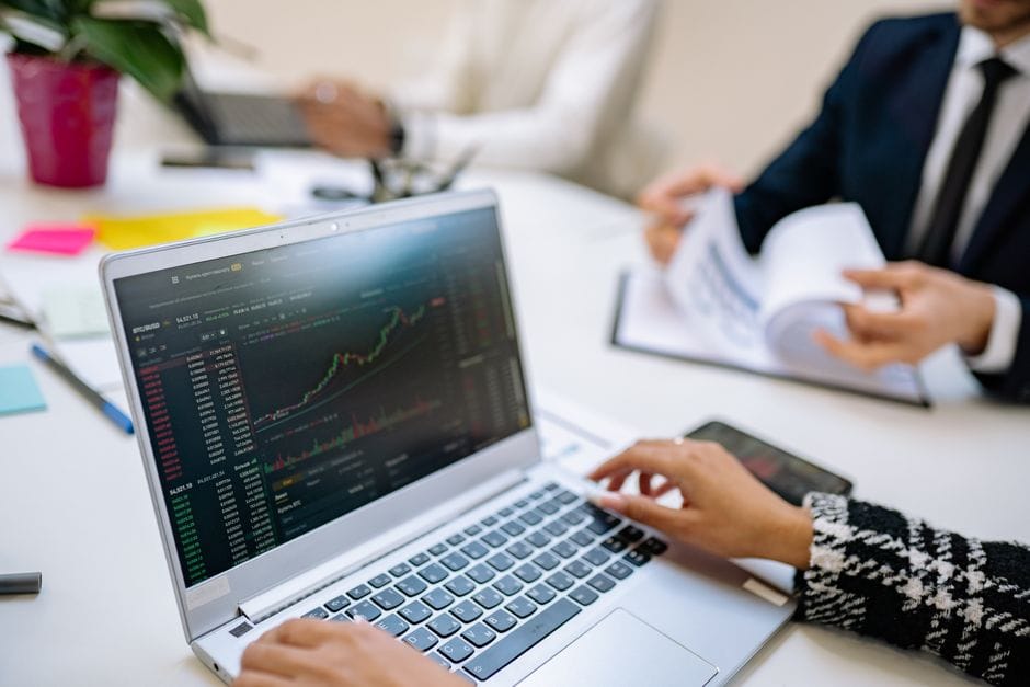 Fotos de stock gratuitas de adulto, análisis, bolsa