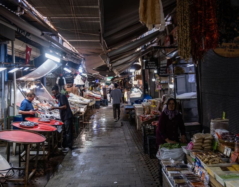 Un mercado vibrante y bullicioso en Esmirna, Turquía, que muestra a vendedores locales y productos frescos.