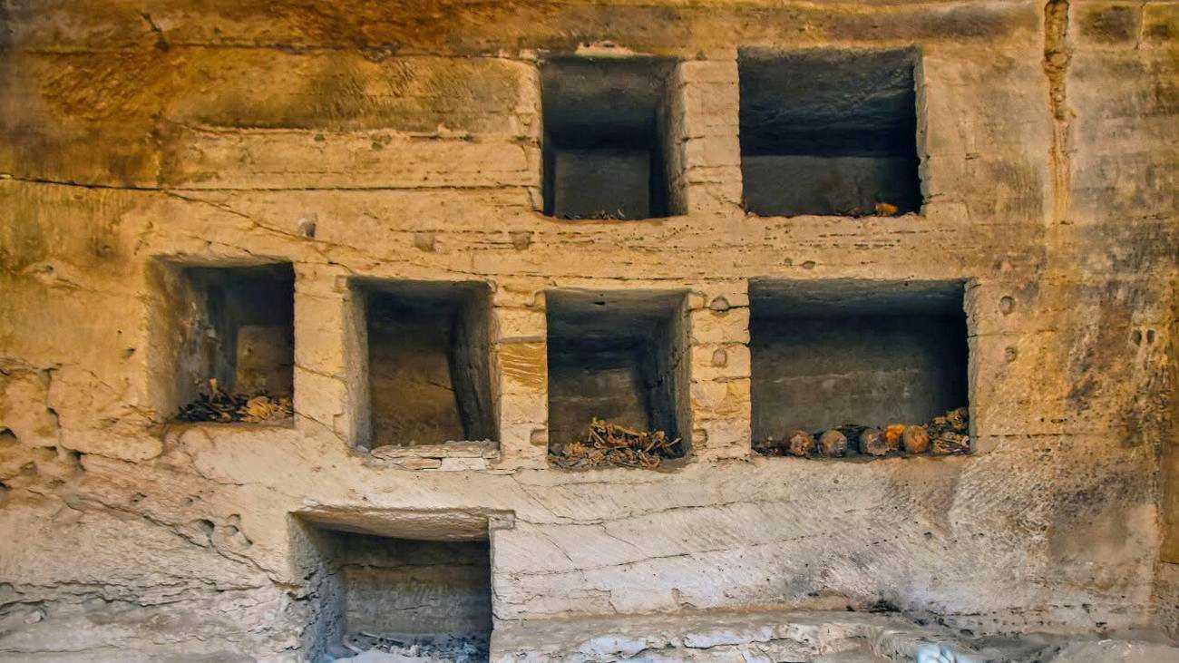 Egipto descubre tumbas selladas de 2,000 años con artefactos de oro cerca de Alejandría