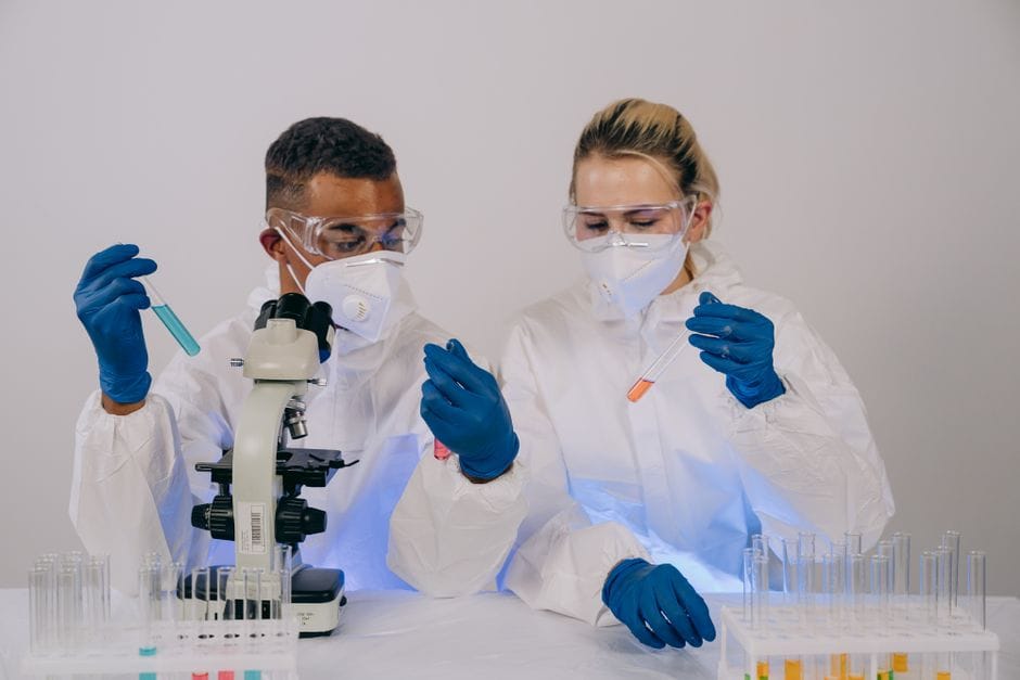 Fotos de stock gratuitas de abrigo blanco, ambiente estéril, análisis de laboratorio
