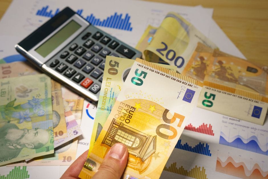Billetes En Euros Y Lei Con Calculadora Sobre El Escritorio