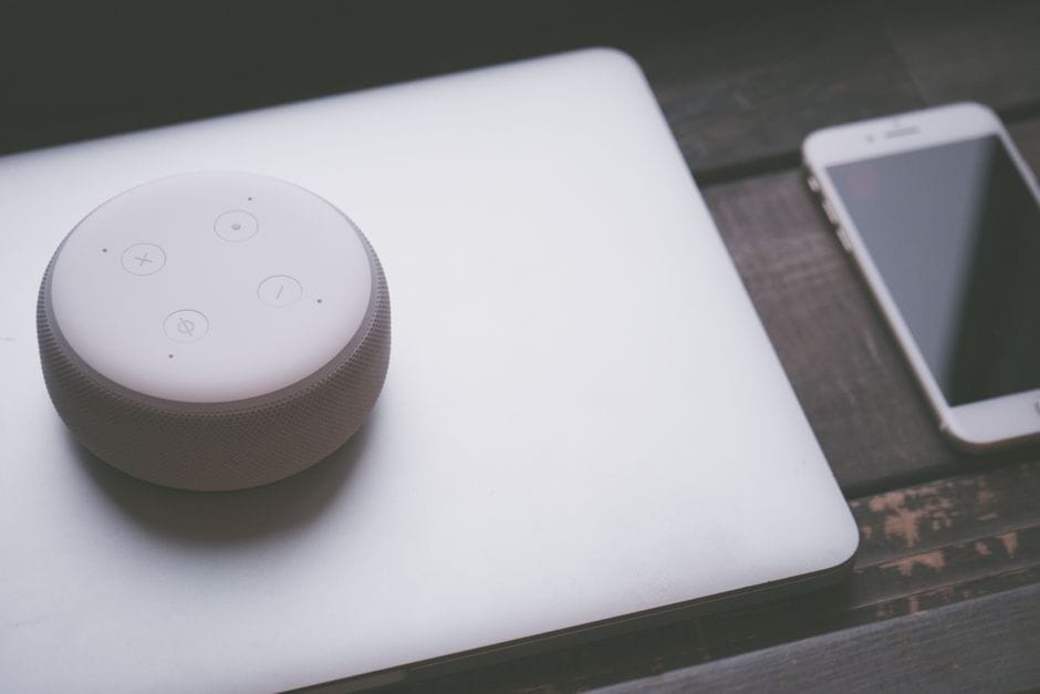 Altavoz Bluetooth Blanco En Computadora Portátil Plateada