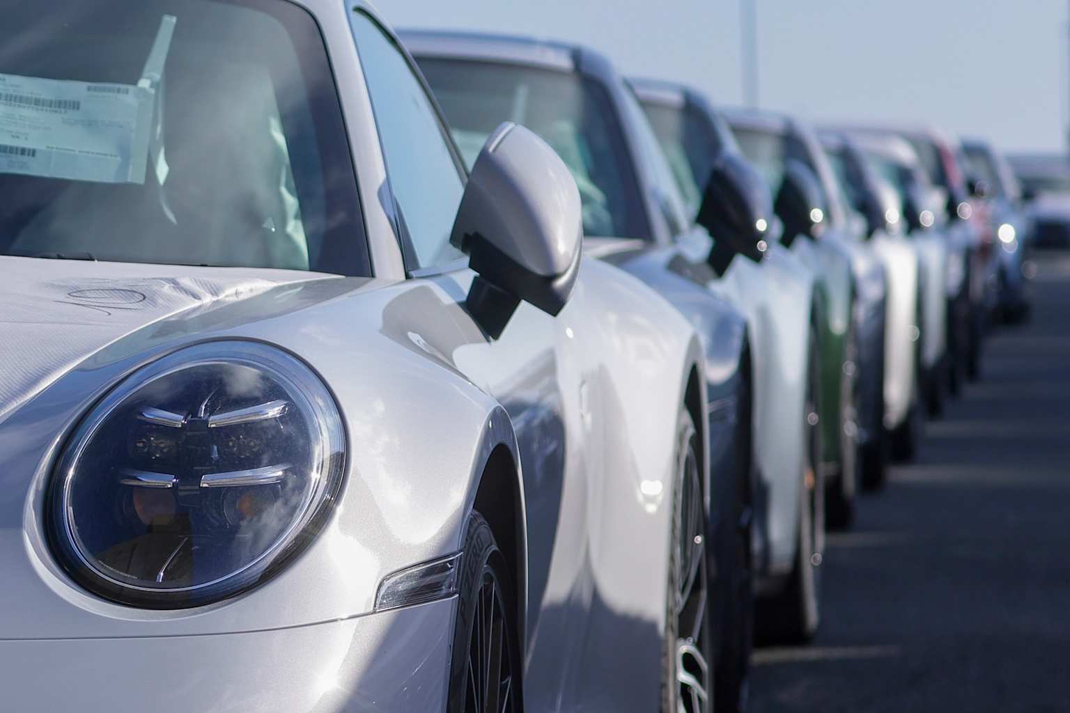 El comercio entre la UE y EE. UU. alcanzó un récord de 875,000 millones de euros en 2025, pero caen las exportaciones de autos.