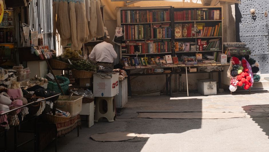 Puesto de mercado tradicional en Esmirna, Turquía, con libros y artesanías hechas a mano bajo la luz natural.