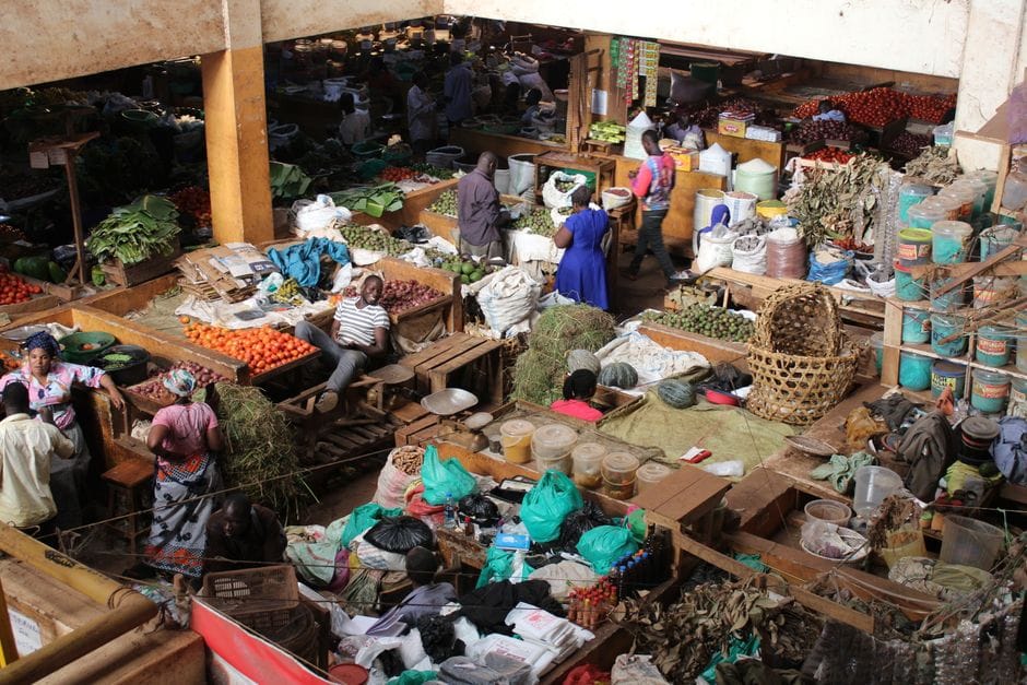 Explore la actividad bulliciosa y los colores vibrantes del Mercado Central de Jinja en Uganda.