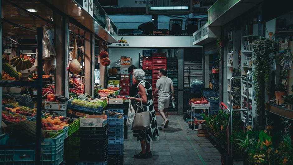 Mercado vibrante en las Islas Baleares con productos diversos y compradores explorando.
