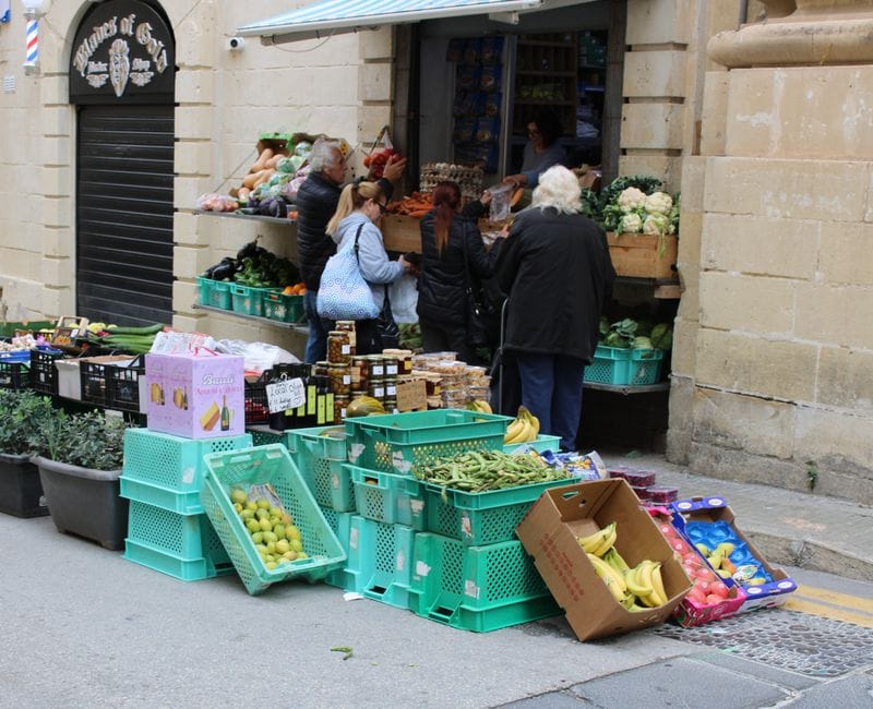 Fotos de stock gratuitas de atmósfera de mercado, bullicioso, cajas verdes