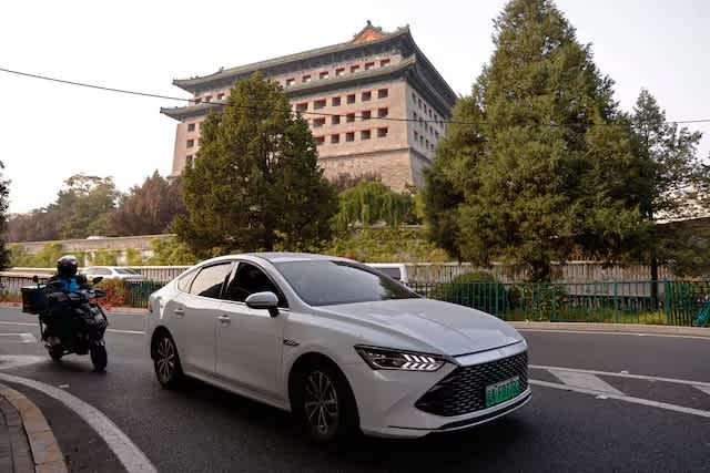 Taxis eléctricos en China amortiguan el impacto de la crisis petrolera en el estrecho de Ormuz