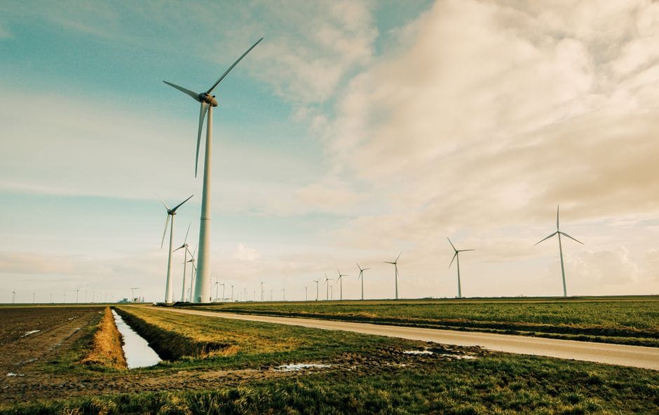 Energía De Molino De Viento En Campo De Hierba Verde
