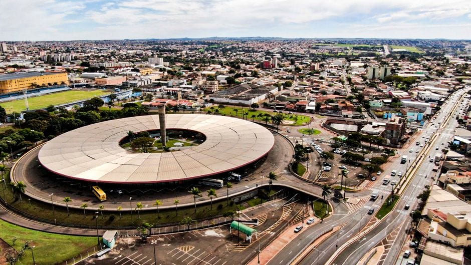 Impresionante vista aérea de la icónica estación circular de autobuses de Londrina, que captura el ajetreo urbano y las intrincadas redes de carreteras.