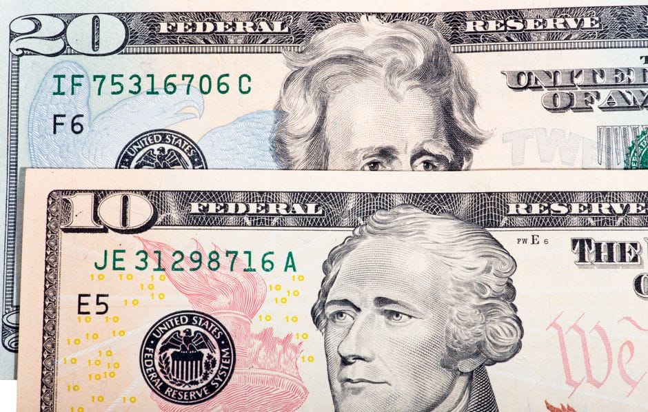 Vista detallada de billetes de diez y veinte dólares estadounidenses, resaltando el diseño y la textura.
