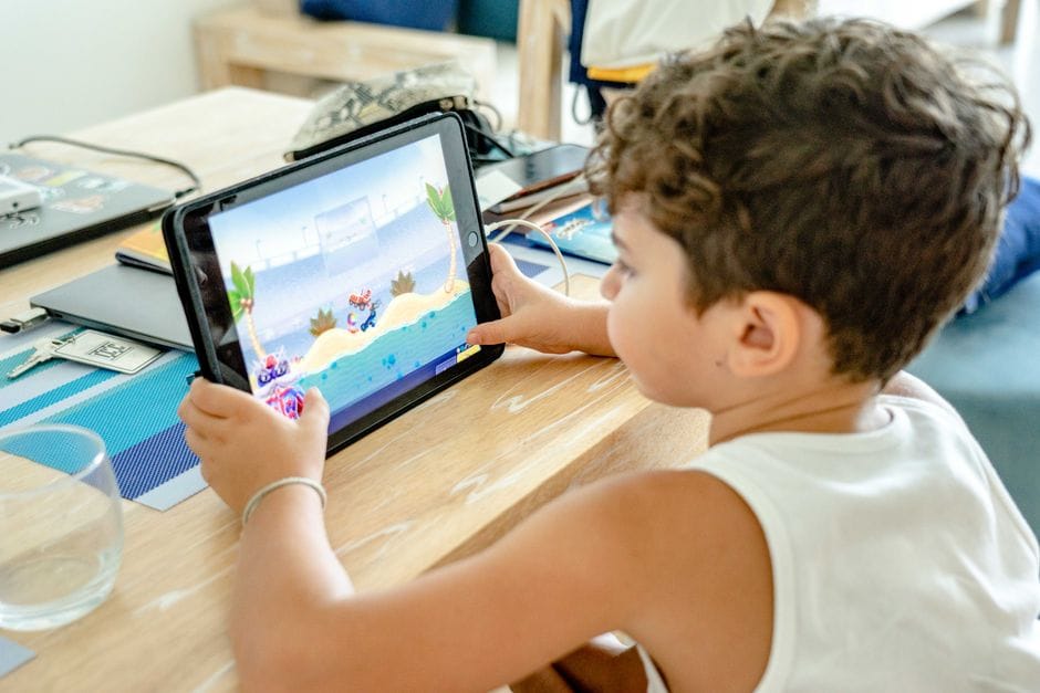 Fotos de stock gratuitas de actividad interior, aplicación de juegos, artilugio