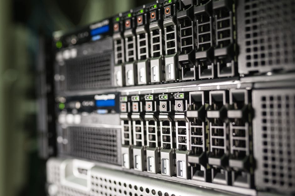 Primer plano de los equipos de servidor en un centro de datos moderno, que muestra la infraestructura tecnológica.