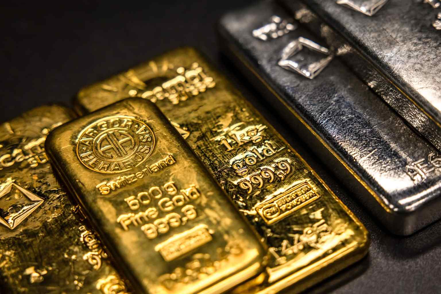 El precio del oro oscila cerca de los 4,000 dólares ante el estancamiento de las conversaciones entre EE. UU. e Irán en Doha