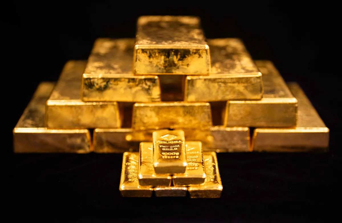 El oro ronda los 4,000 dólares tras perder un 28% desde su máximo histórico de enero
