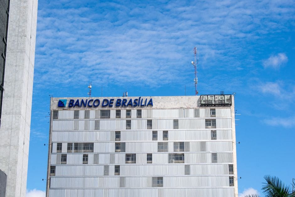 Vista frontal del edificio del Banco de Brasilia con un cielo azul despejado y arquitectura moderna.