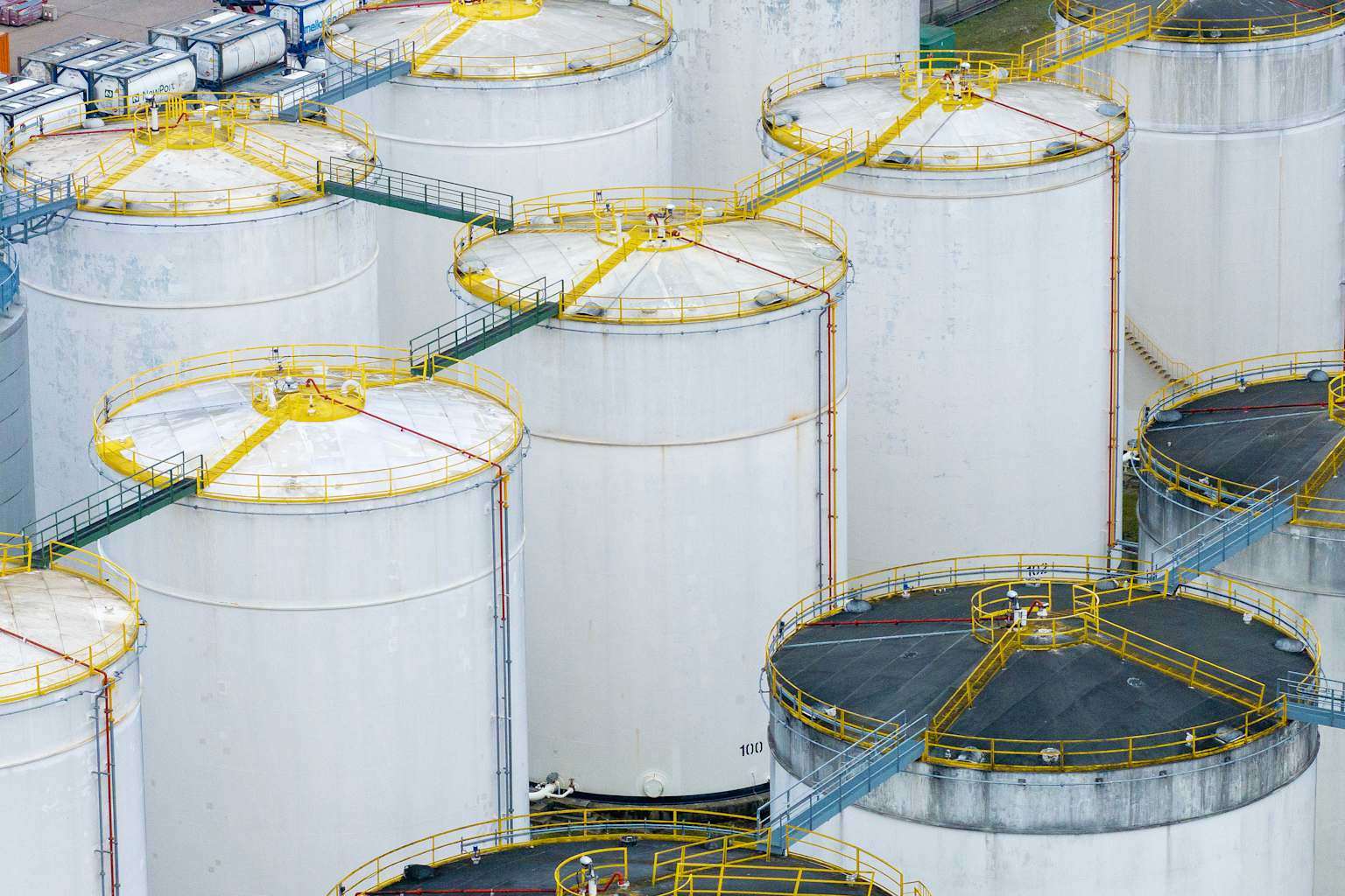 Precios del petróleo se mantienen cerca de los 70 dólares pese a pronósticos apocalípticos de 200 dólares por la guerra en Irán