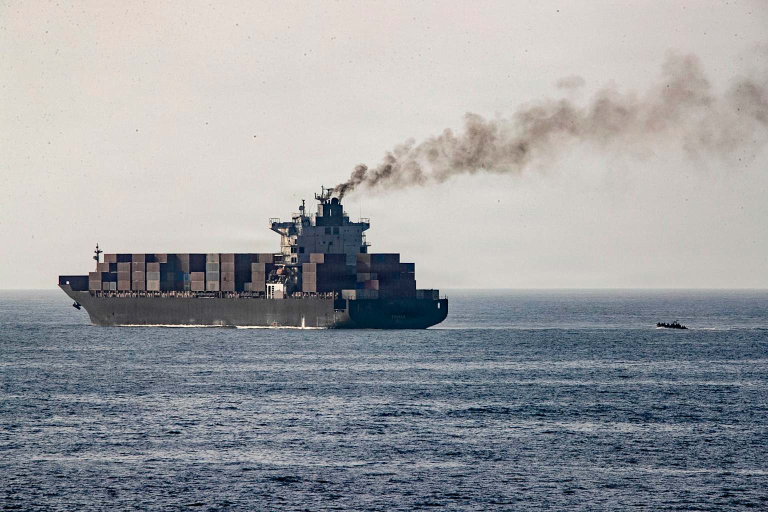 La EIA prevé que la producción global de petróleo volverá a niveles previos a la guerra para fin de año