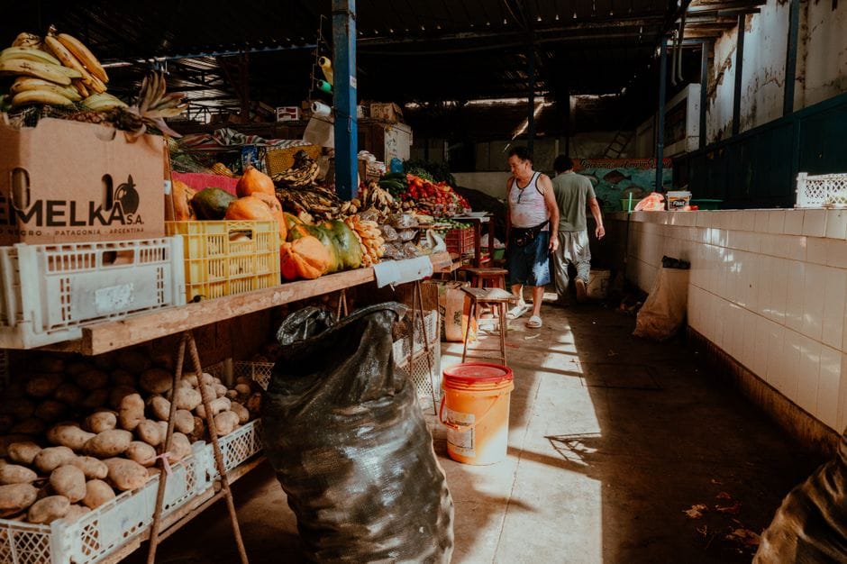 Descubre un bullicioso mercado en Pacasmayo, Perú, con productos frescos y vibrantes y un encanto local.