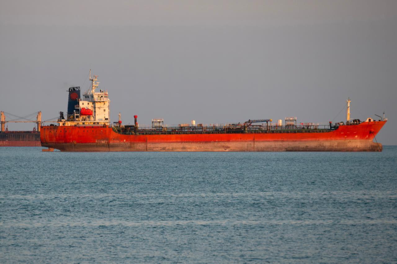 El precio del oro cae tras el ataque de misiles iraníes a un petrolero en el estrecho de Ormuz que impulsó al dólar