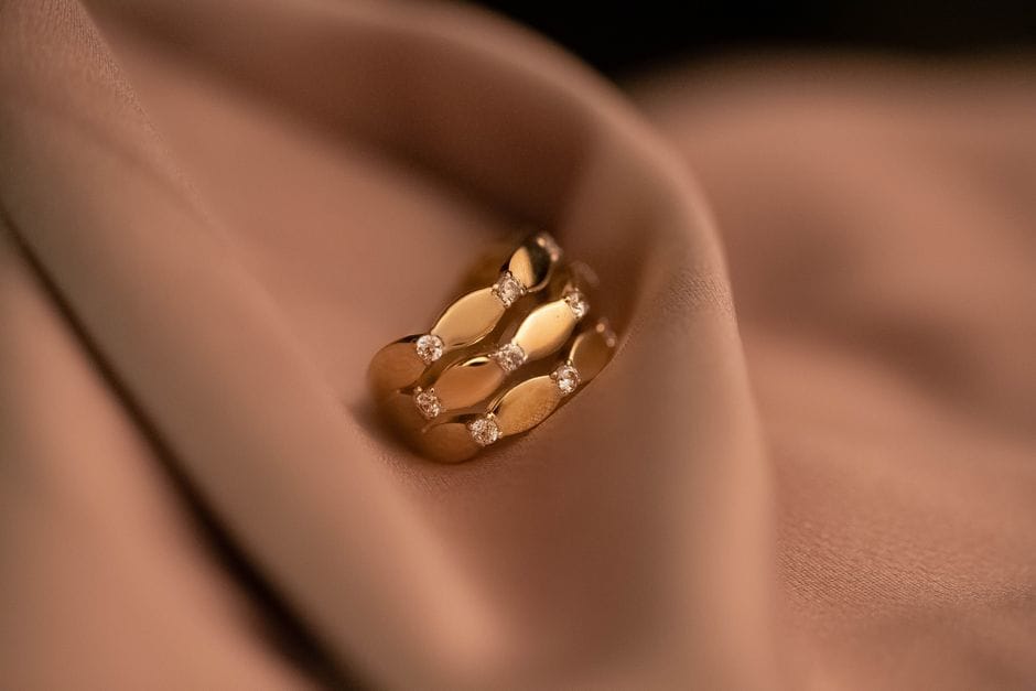 Fotos de stock gratuitas de accesorio, anillo de boda, anillo de oro