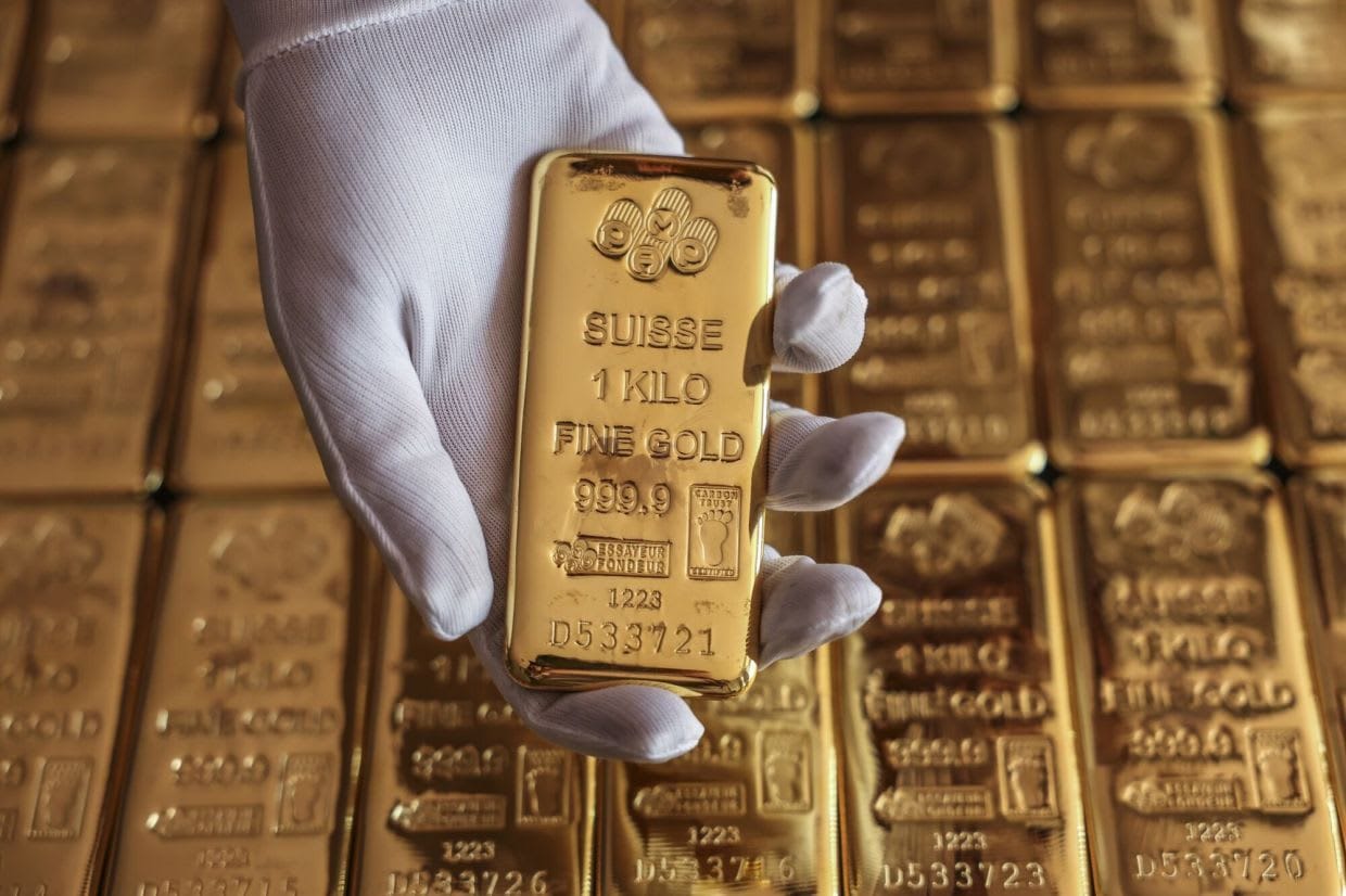 El precio del oro cae con fuerza tras las minutas de la Reserva Federal