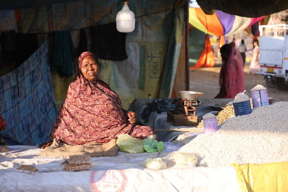 Descubre el ajetreo diario de un vendedor ambulante local en Kota, India, que muestra la vitalidad cultural y el comercio tradicional.