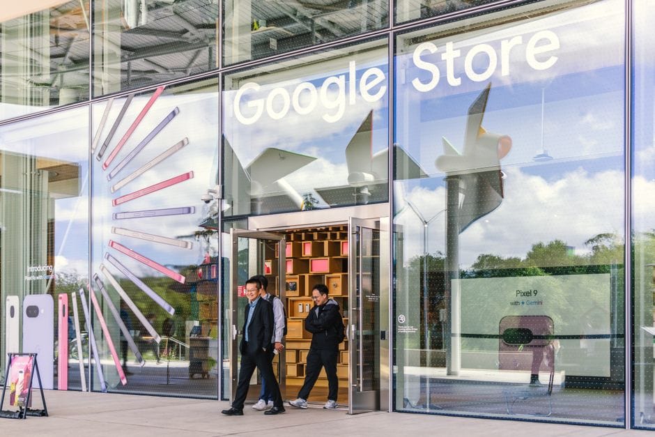 Entrada luminosa y moderna de Google Store con fachada de vidrio transparente en Mountain View, California.
