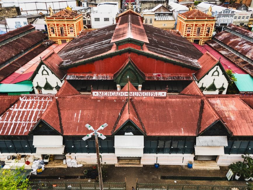 Mercado Municipal histórico en Manaus, Brasil, que muestra la arquitectura clásica desde arriba.
