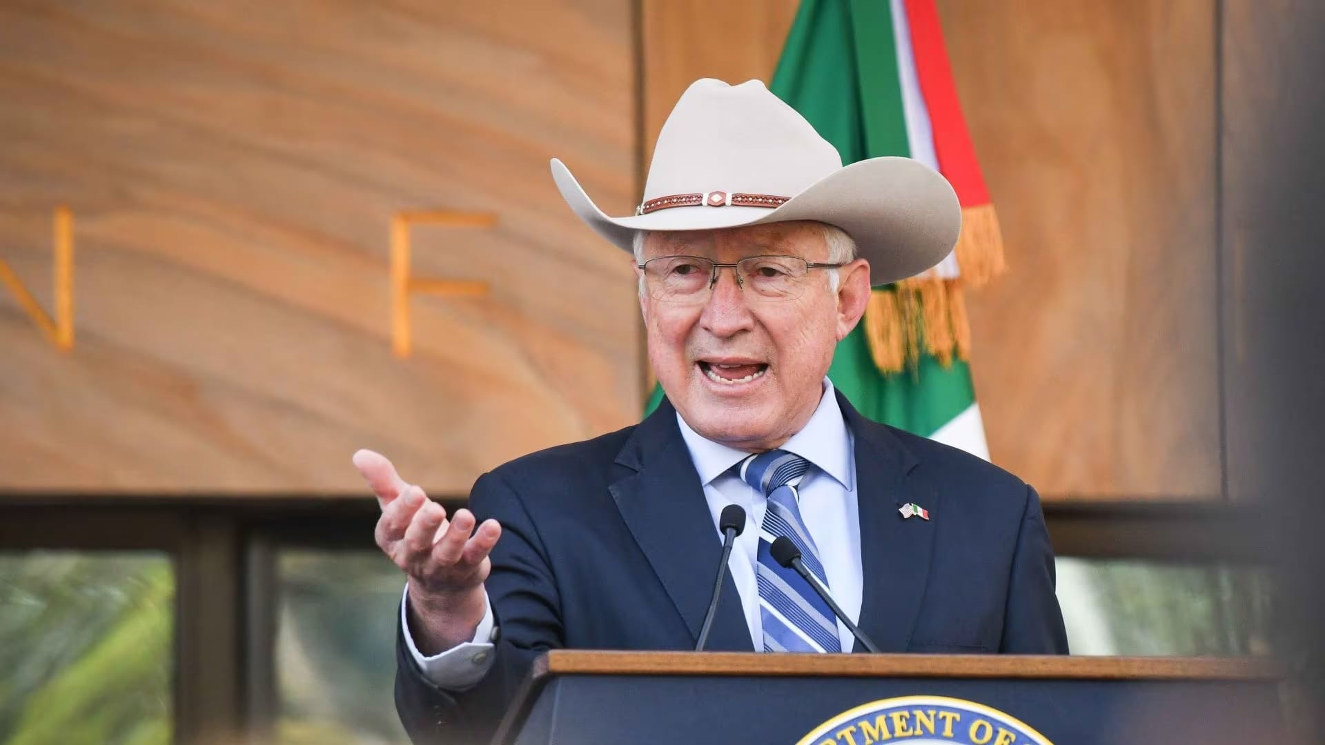 Sheinbaum cuestiona si Ken Salazar mintió sobre 'El Mayo' por el avión del FBI