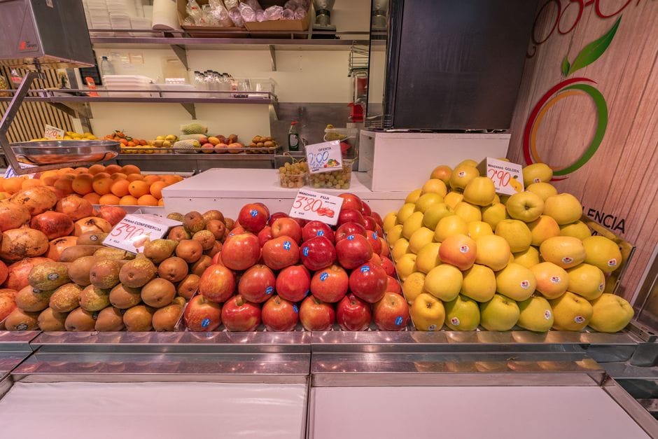 Una colorida variedad de frutas expuestas en un mercado de Valencia, España.