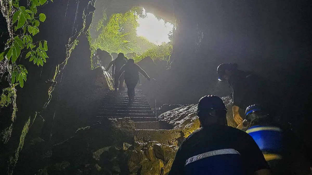 Familia atrapada en una gruta de Cuetzalan: tres rescatados y al menos un muerto