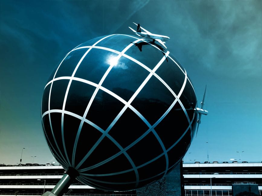 Globo Negro Al Lado Del Edificio