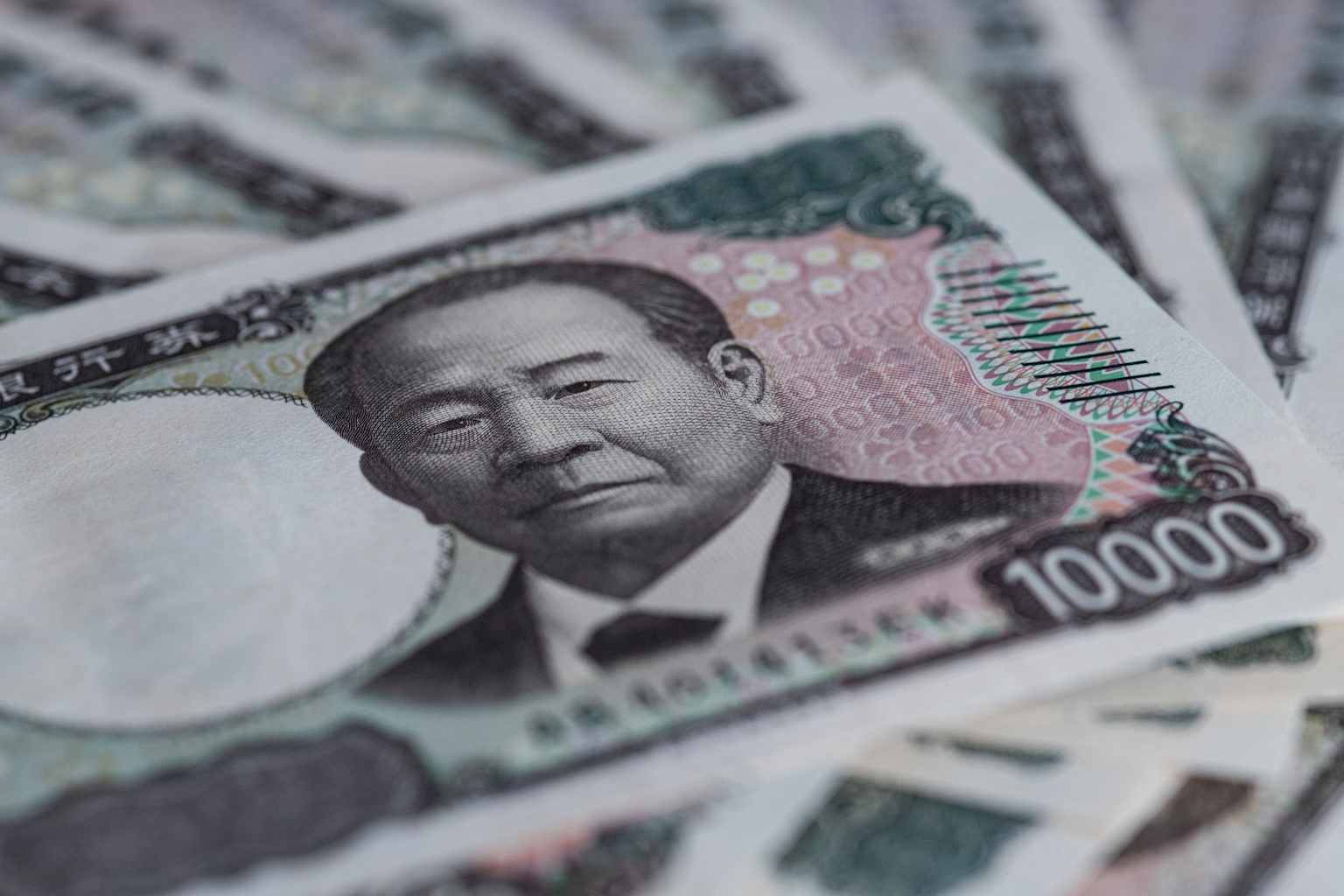 Japón cambia a tácticas de intervención sorpresa mientras el yen cae a mínimos de 40 años