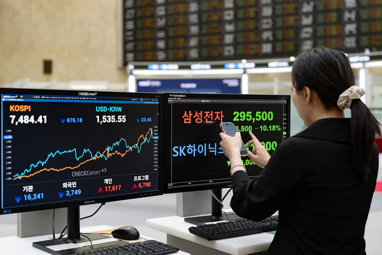 El beneficio récord de Samsung desata una venta masiva de chips en Asia y activa el mecanismo de interrupción en el Kospi