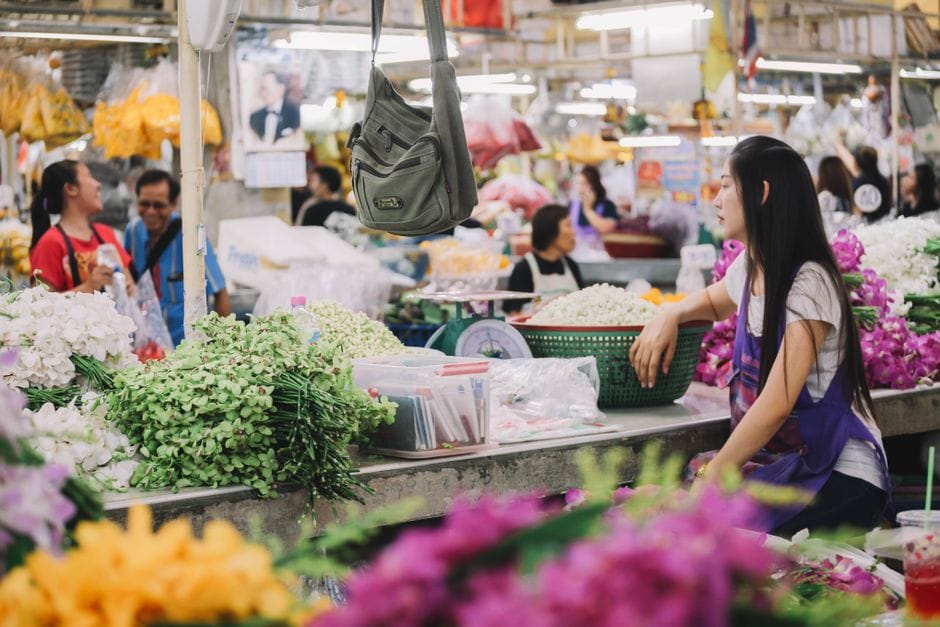 Explore la animada atmósfera de un mercado de flores en Bangkok, Tailandia, que muestra la rica cultura asiática.