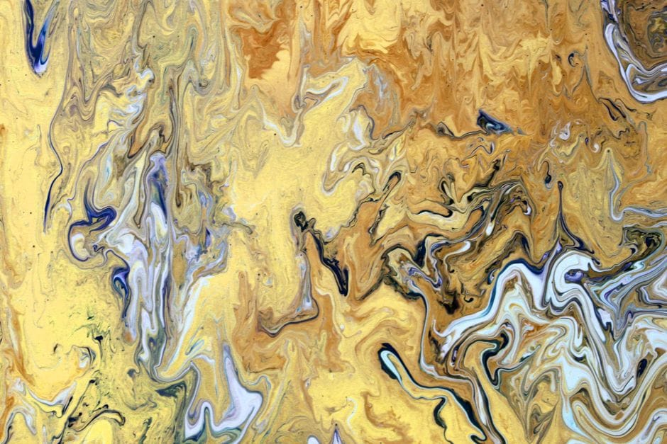 Los patrones abstractos en espiral en dorado y azul crean una exhibición artística vívida.