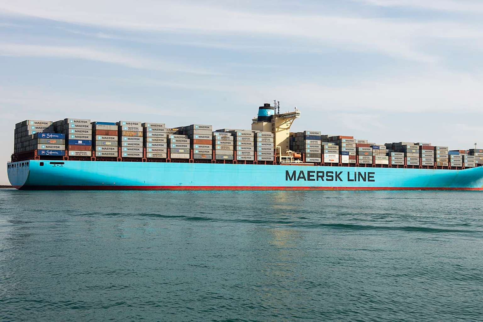 Un buque portacontenedores de Maersk reanuda su ruta por el Canal de Suez mientras el tráfico en el Estrecho de Ormuz se detiene