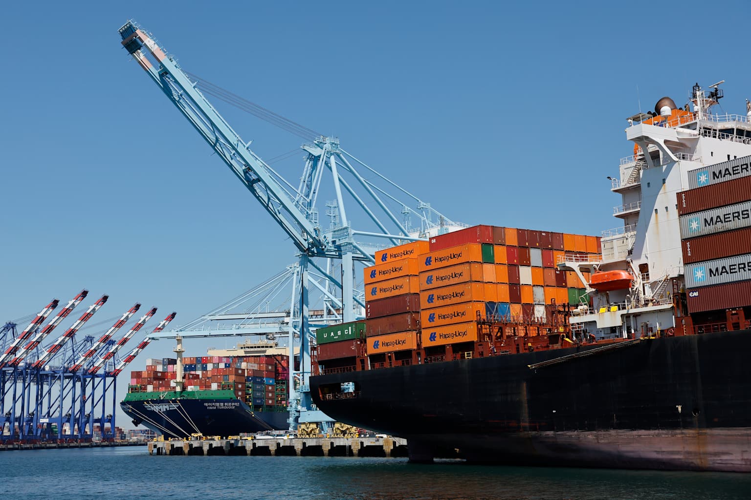 Maersk y Hapag-Lloyd reanudan las navegaciones por el Canal de Suez para la ruta Asia-Europa