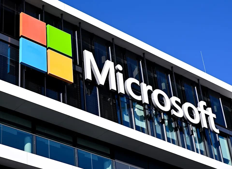 Oficinas corporativas de Microsoft con el logotipo de la compañía iluminado.