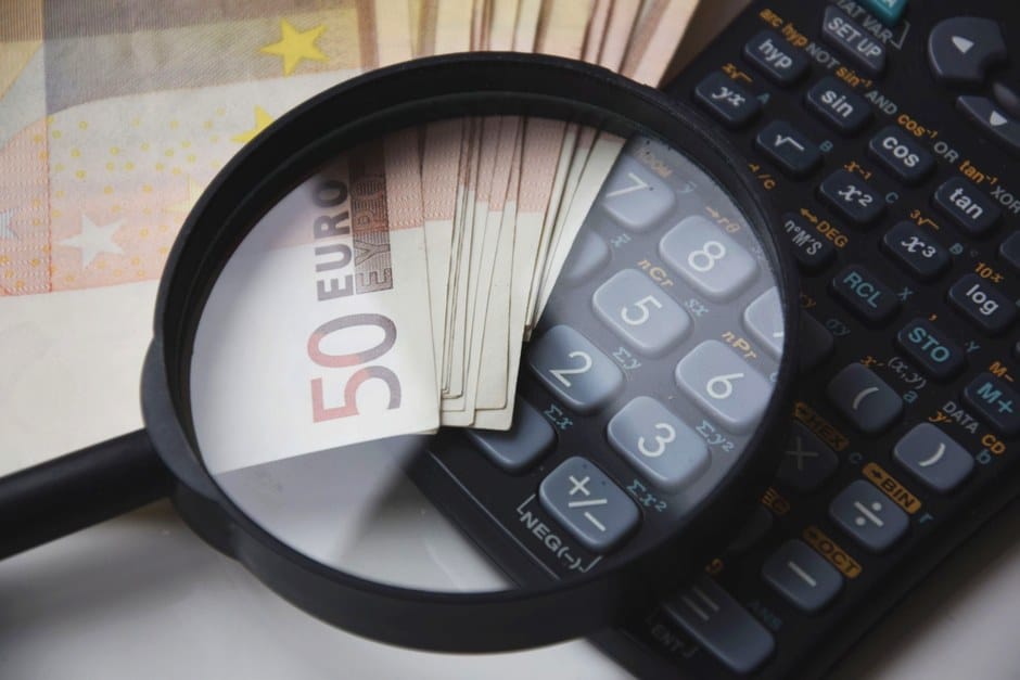 Billete De 50 Euros Al Lado De La Calculadora Negra