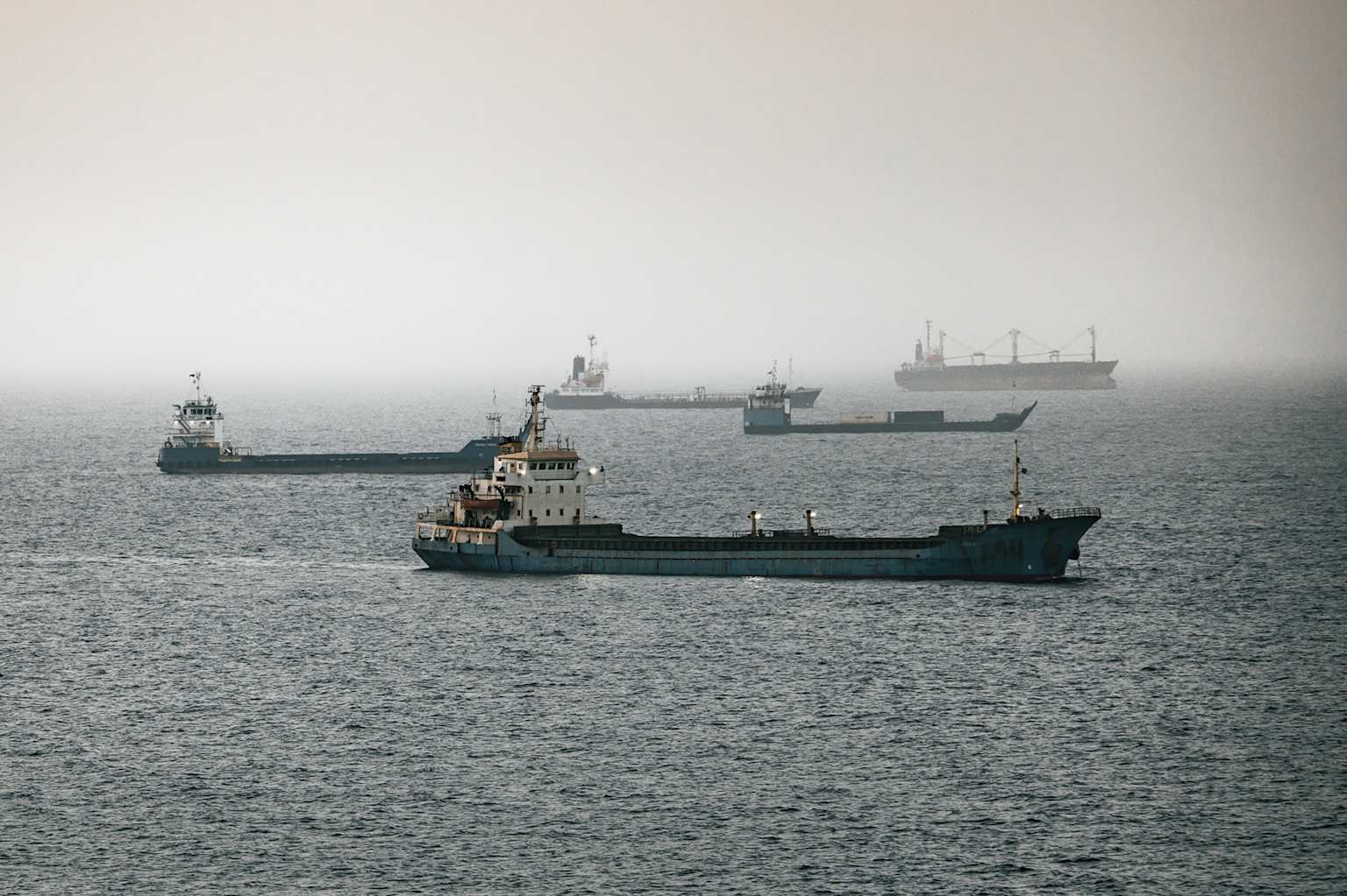 Petroleros iraníes navegan a toda velocidad en el estrecho de Ormuz ante la parálisis del tráfico comercial