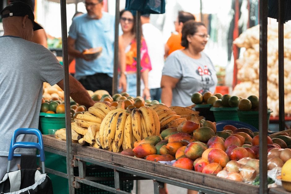 Colorida exhibición de frutas frescas en un bullicioso mercado en Espírito Santo, Brasil.