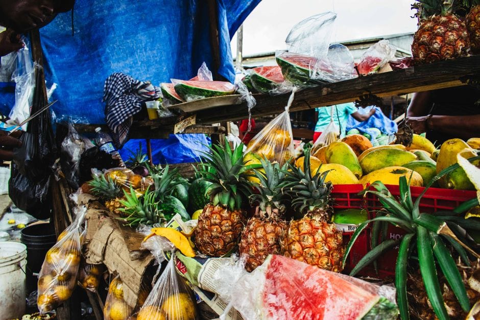 Montón De Frutas En El Estante De Madera