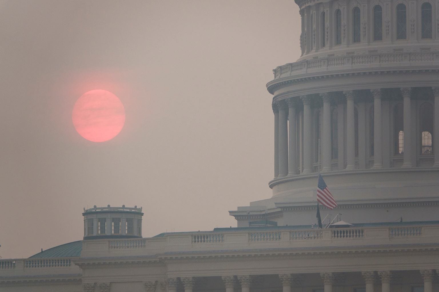 Trump promete aranceles a Canadá por el humo de los incendios forestales