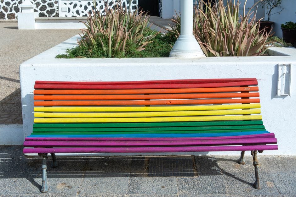 Banco De Arcoíris Colorido En Un Entorno Urbano Al Aire Libre