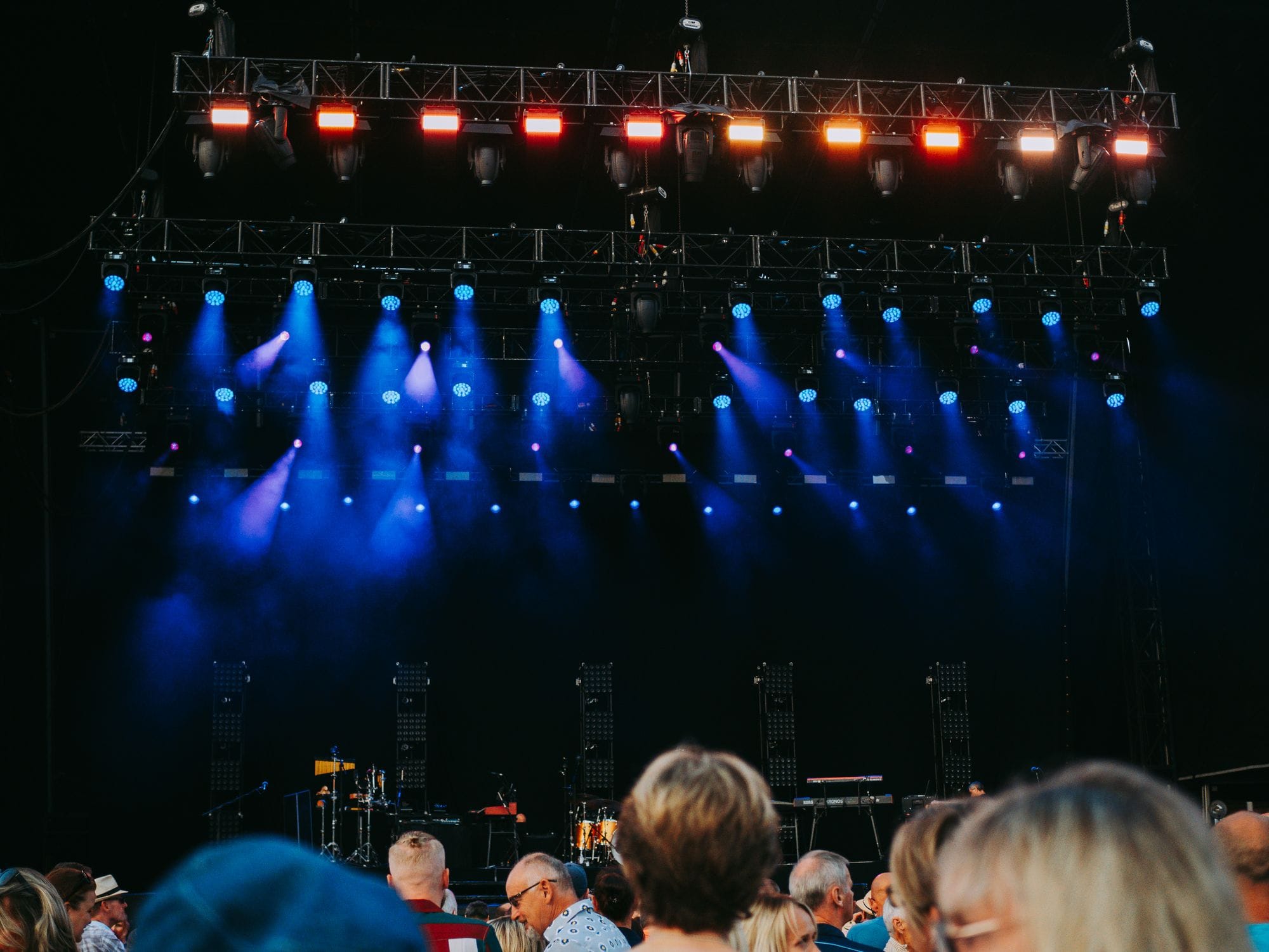 Night concert scene with audience, stage, and colorful lighting effects.