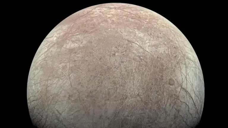 Europa guarda el doble de agua que los océanos de la Tierra, pero el hielo la aísla