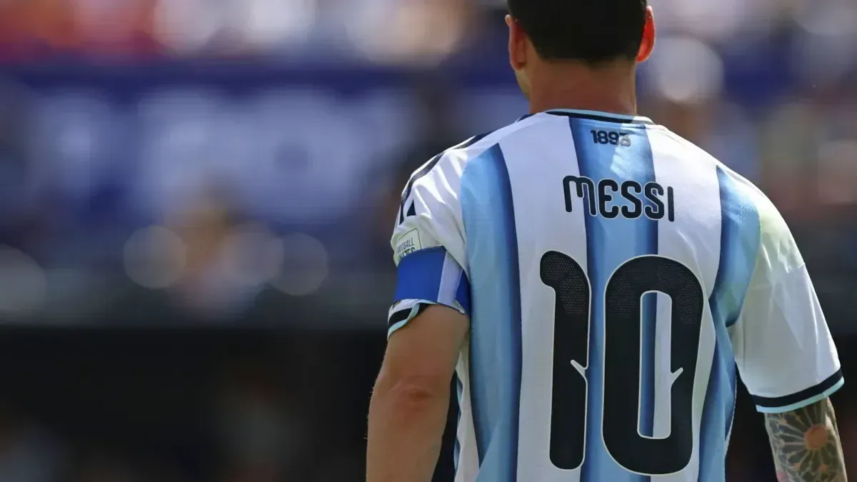 AFA anuncia que habrá un minuto de aplausos en honor a Messi en cada partido de futbol en Argentina
